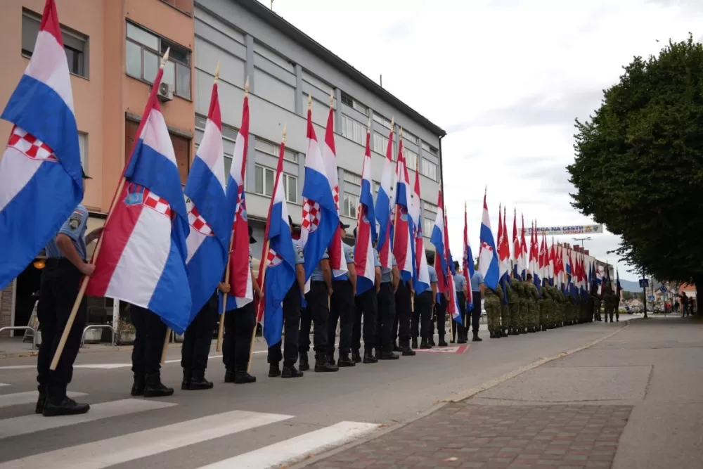 (FOTOGALERIJA) Prigodan program uz mimohod ulicama grada povodom Dana branitelja Požeško-slavonske županije