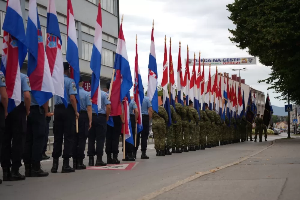 (FOTOGALERIJA) Prigodan program uz mimohod ulicama grada povodom Dana branitelja Požeško-slavonske županije