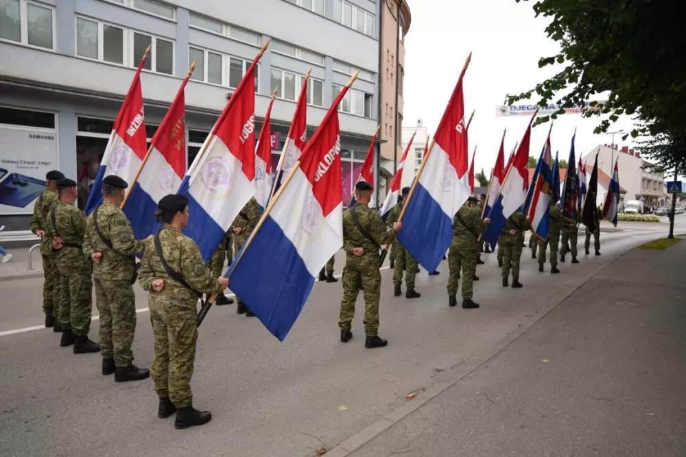 (FOTOGALERIJA) Prigodan program uz mimohod ulicama grada povodom Dana branitelja Požeško-slavonske županije