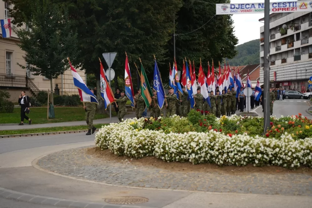 (FOTOGALERIJA) Prigodan program uz mimohod ulicama grada povodom Dana branitelja Požeško-slavonske županije