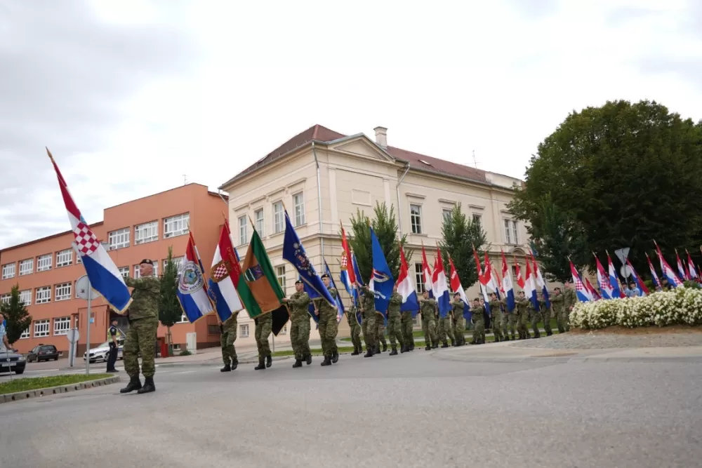 (FOTOGALERIJA) Prigodan program uz mimohod ulicama grada povodom Dana branitelja Požeško-slavonske županije