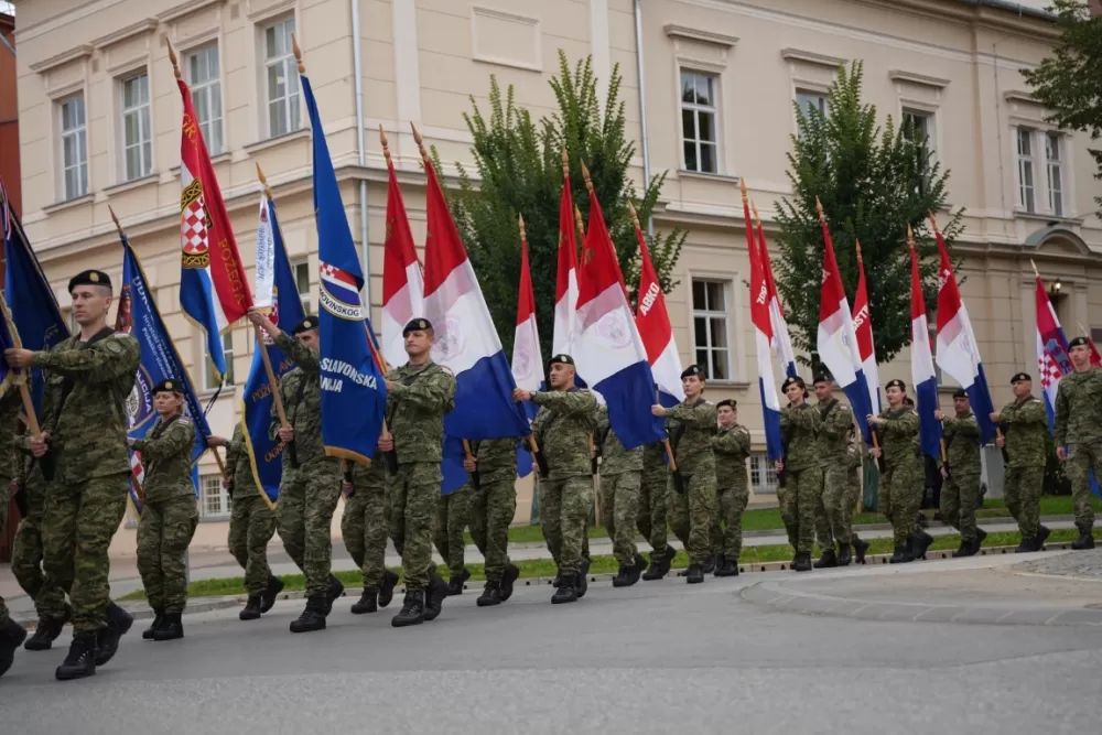 (FOTOGALERIJA) Prigodan program uz mimohod ulicama grada povodom Dana branitelja Požeško-slavonske županije