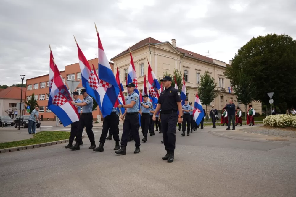(FOTOGALERIJA) Prigodan program uz mimohod ulicama grada povodom Dana branitelja Požeško-slavonske županije