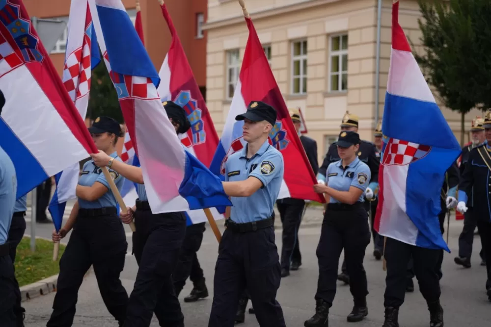 (FOTOGALERIJA) Prigodan program uz mimohod ulicama grada povodom Dana branitelja Požeško-slavonske županije