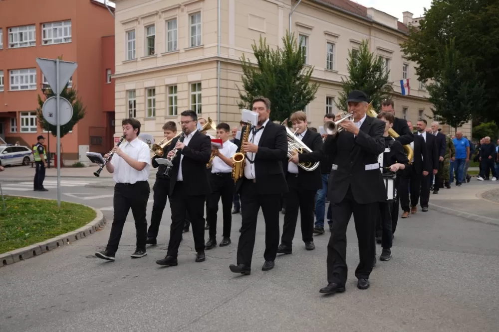 (FOTOGALERIJA) Prigodan program uz mimohod ulicama grada povodom Dana branitelja Požeško-slavonske županije