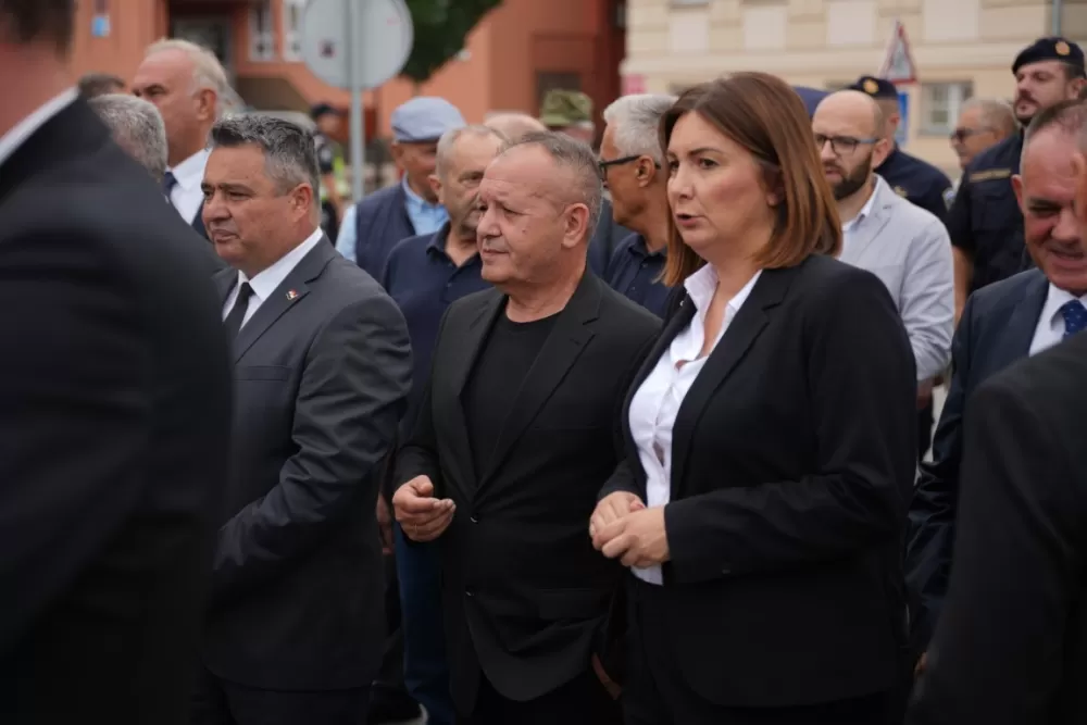 (FOTOGALERIJA) Prigodan program uz mimohod ulicama grada povodom Dana branitelja Požeško-slavonske županije