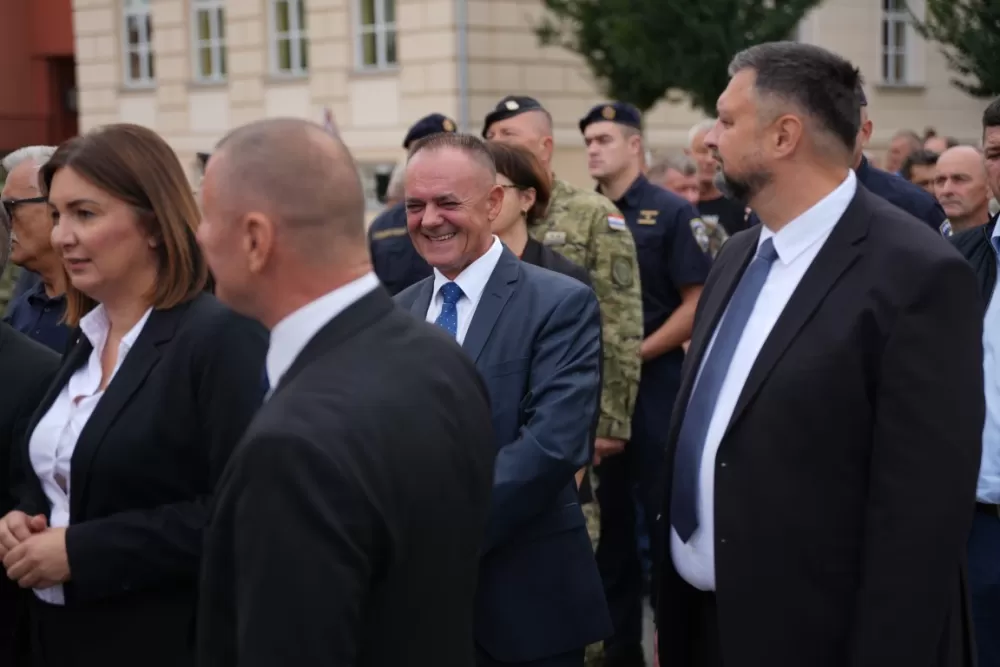 (FOTOGALERIJA) Prigodan program uz mimohod ulicama grada povodom Dana branitelja Požeško-slavonske županije