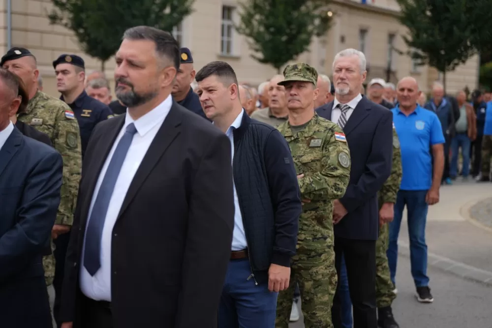 (FOTOGALERIJA) Prigodan program uz mimohod ulicama grada povodom Dana branitelja Požeško-slavonske županije