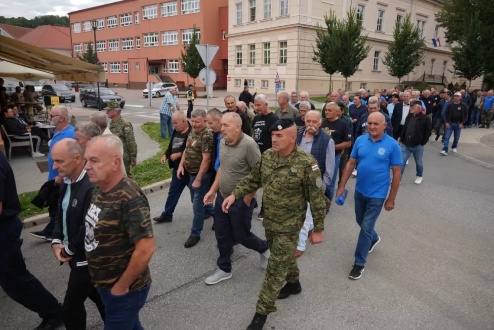 (FOTOGALERIJA) Prigodan program uz mimohod ulicama grada povodom Dana branitelja Požeško-slavonske županije