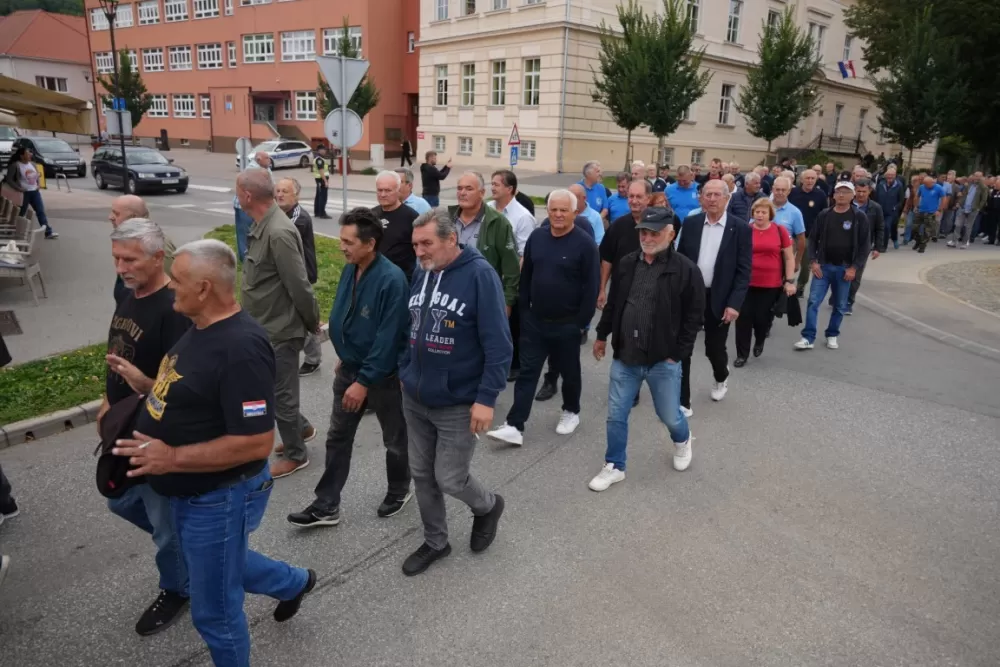 (FOTOGALERIJA) Prigodan program uz mimohod ulicama grada povodom Dana branitelja Požeško-slavonske županije