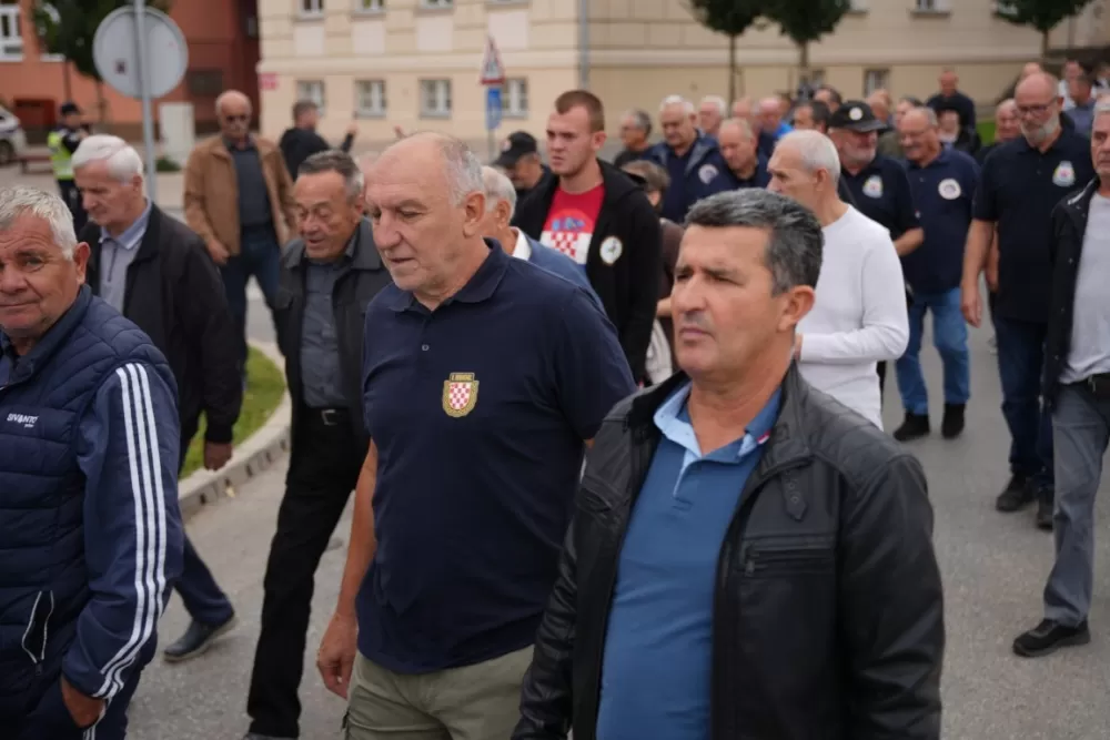 (FOTOGALERIJA) Prigodan program uz mimohod ulicama grada povodom Dana branitelja Požeško-slavonske županije