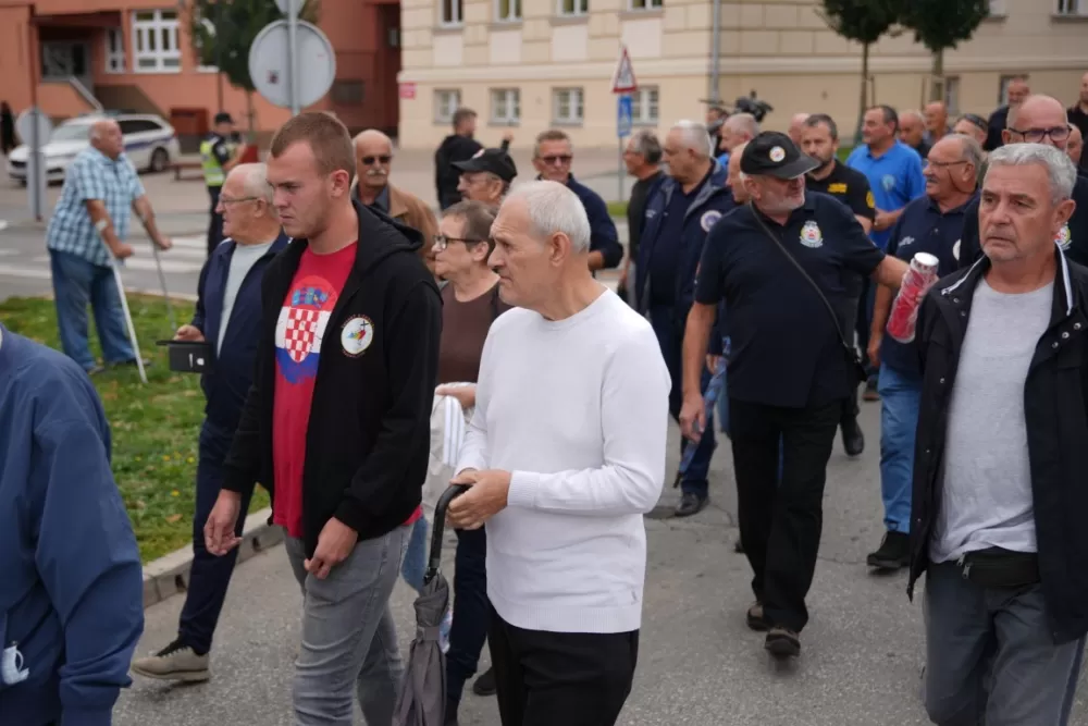 (FOTOGALERIJA) Prigodan program uz mimohod ulicama grada povodom Dana branitelja Požeško-slavonske županije