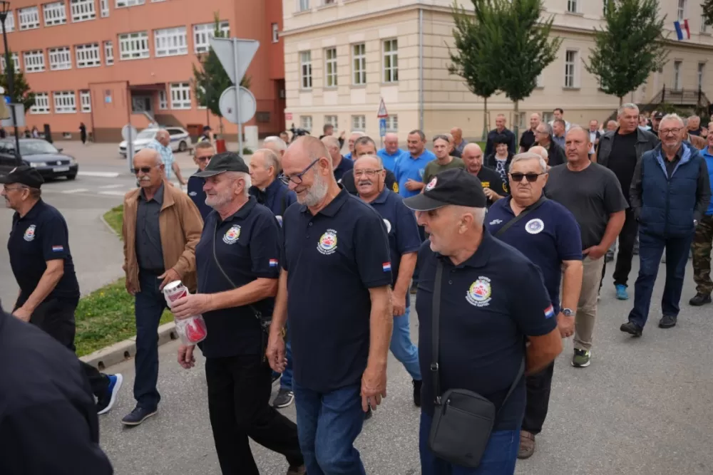 (FOTOGALERIJA) Prigodan program uz mimohod ulicama grada povodom Dana branitelja Požeško-slavonske županije