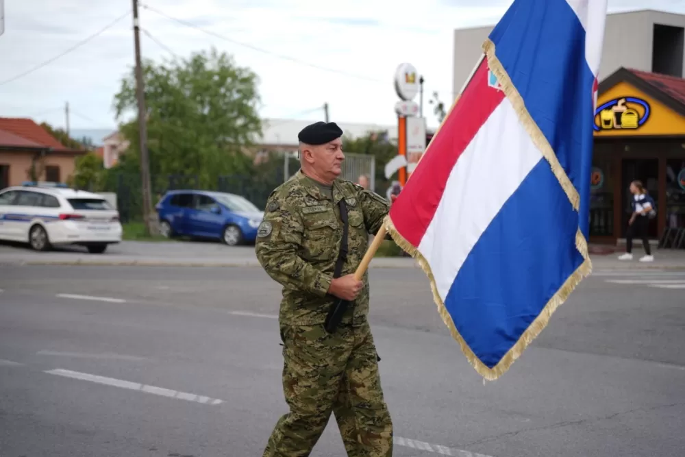 (FOTOGALERIJA) Prigodan program uz mimohod ulicama grada povodom Dana branitelja Požeško-slavonske županije