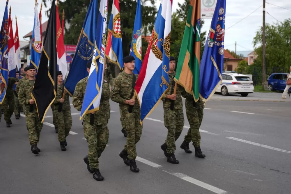 (FOTOGALERIJA) Prigodan program uz mimohod ulicama grada povodom Dana branitelja Požeško-slavonske županije