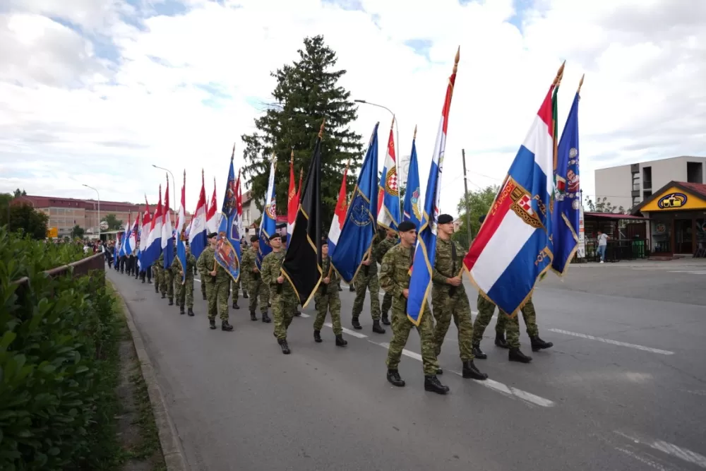 (FOTOGALERIJA) Prigodan program uz mimohod ulicama grada povodom Dana branitelja Požeško-slavonske županije