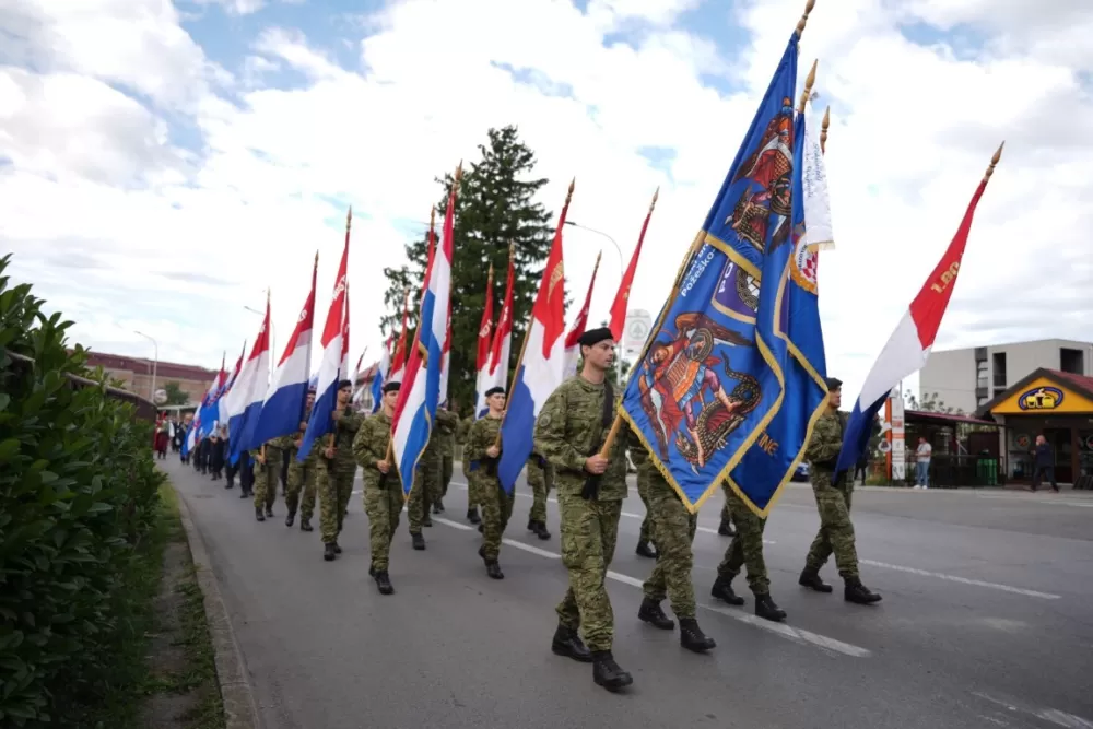 (FOTOGALERIJA) Prigodan program uz mimohod ulicama grada povodom Dana branitelja Požeško-slavonske županije
