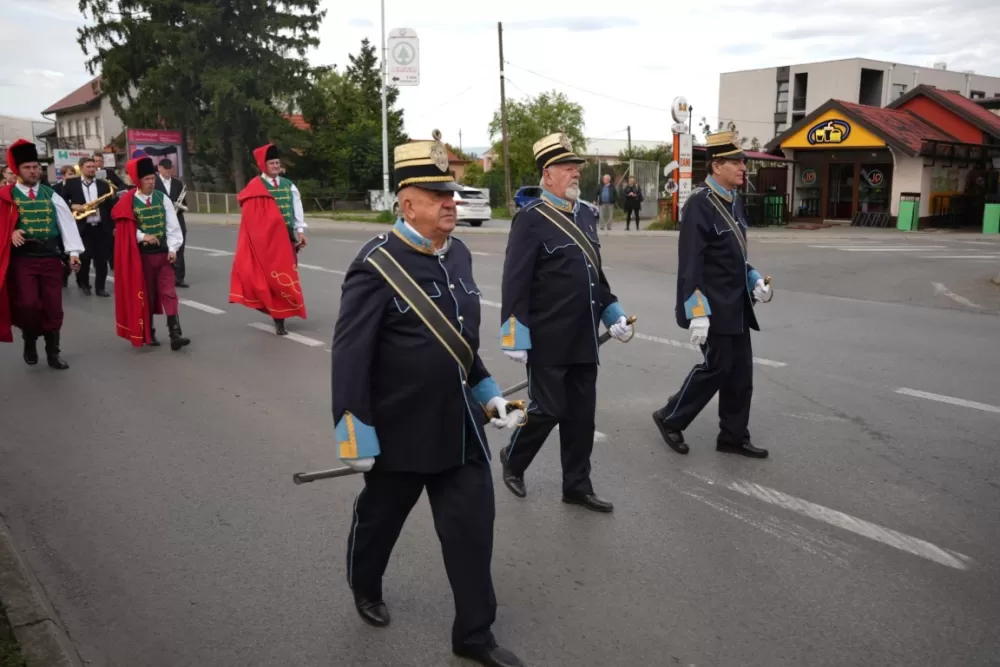 (FOTOGALERIJA) Prigodan program uz mimohod ulicama grada povodom Dana branitelja Požeško-slavonske županije