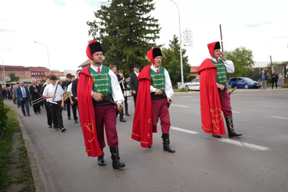 (FOTOGALERIJA) Prigodan program uz mimohod ulicama grada povodom Dana branitelja Požeško-slavonske županije
