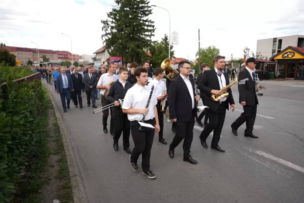 (FOTOGALERIJA) Prigodan program uz mimohod ulicama grada povodom Dana branitelja Požeško-slavonske županije