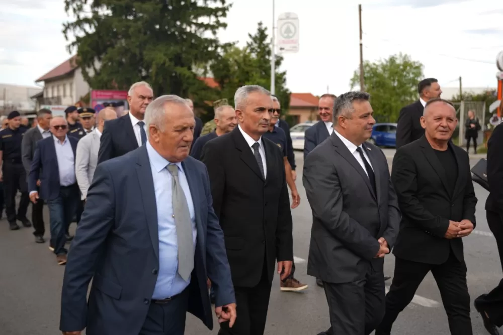 (FOTOGALERIJA) Prigodan program uz mimohod ulicama grada povodom Dana branitelja Požeško-slavonske županije