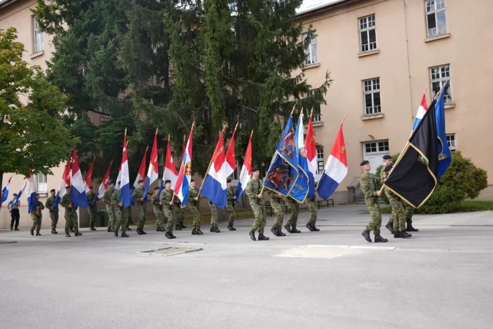 (FOTOGALERIJA) Prigodan program uz mimohod ulicama grada povodom Dana branitelja Požeško-slavonske županije