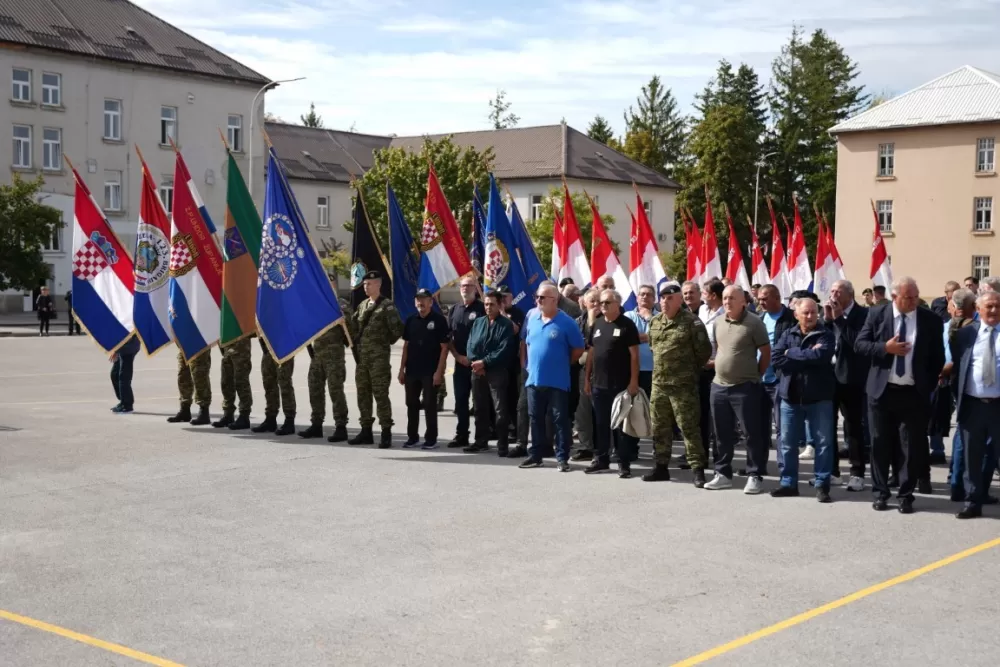 (FOTOGALERIJA) Prigodan program uz mimohod ulicama grada povodom Dana branitelja Požeško-slavonske županije