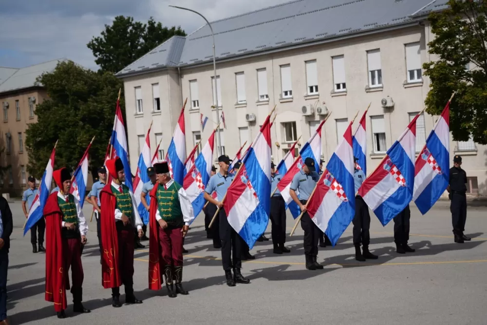 (FOTOGALERIJA) Prigodan program uz mimohod ulicama grada povodom Dana branitelja Požeško-slavonske županije