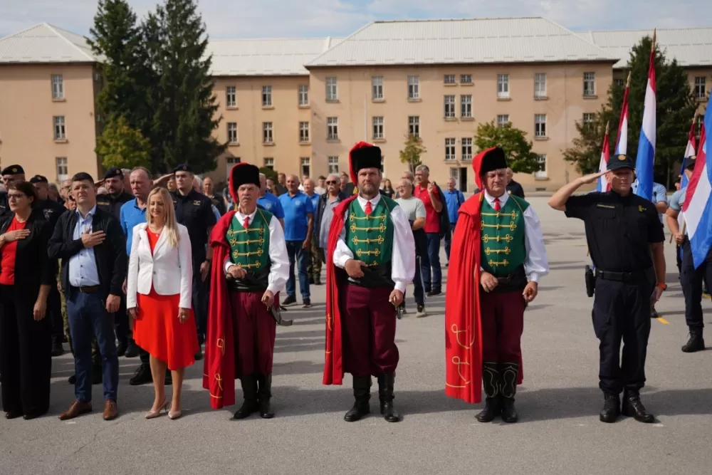 (FOTOGALERIJA) Prigodan program uz mimohod ulicama grada povodom Dana branitelja Požeško-slavonske županije