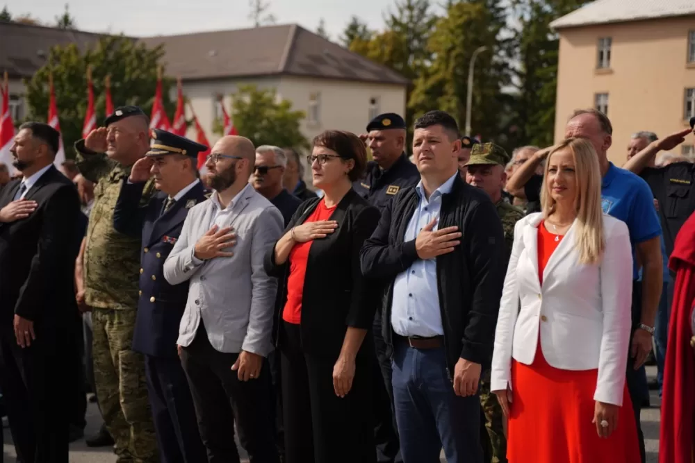 (FOTOGALERIJA) Prigodan program uz mimohod ulicama grada povodom Dana branitelja Požeško-slavonske županije