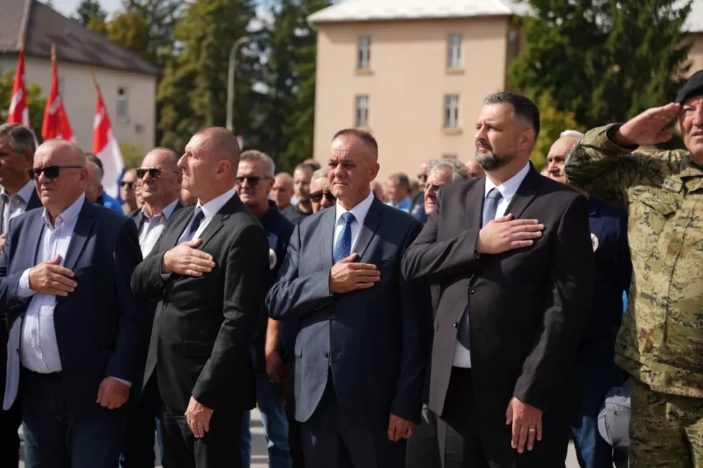 (FOTOGALERIJA) Prigodan program uz mimohod ulicama grada povodom Dana branitelja Požeško-slavonske županije