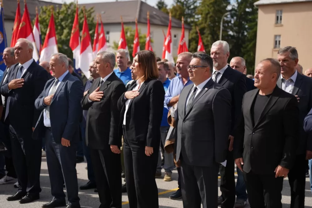 (FOTOGALERIJA) Prigodan program uz mimohod ulicama grada povodom Dana branitelja Požeško-slavonske županije