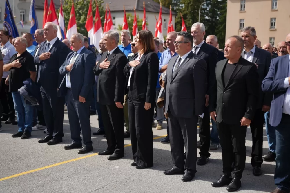 (FOTOGALERIJA) Prigodan program uz mimohod ulicama grada povodom Dana branitelja Požeško-slavonske županije