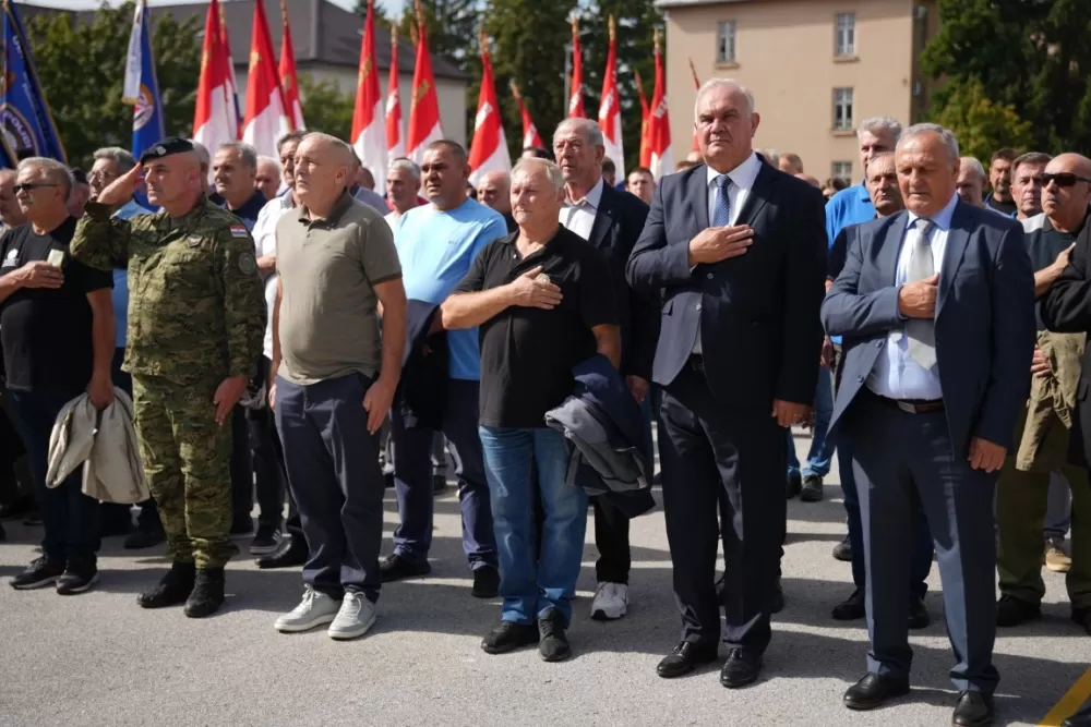 (FOTOGALERIJA) Prigodan program uz mimohod ulicama grada povodom Dana branitelja Požeško-slavonske županije