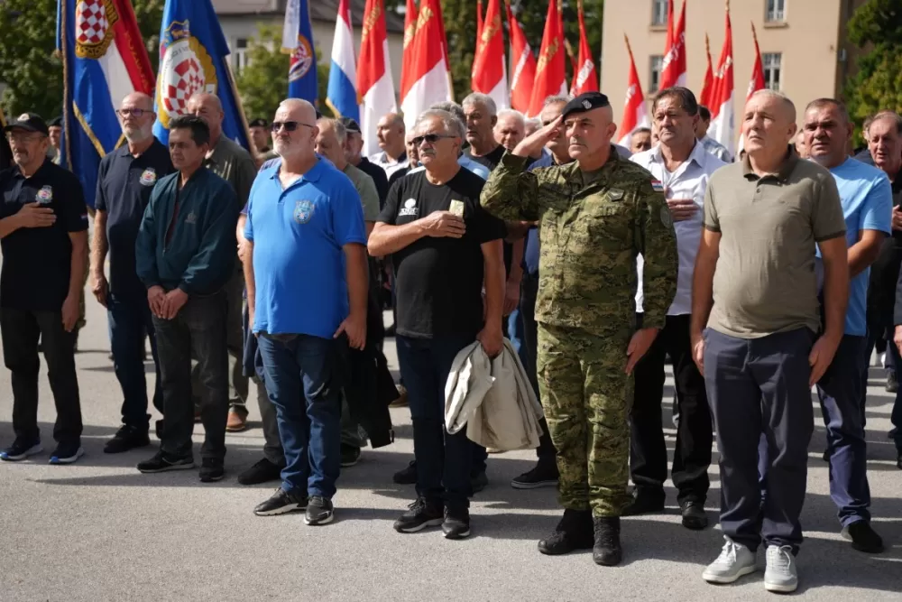 (FOTOGALERIJA) Prigodan program uz mimohod ulicama grada povodom Dana branitelja Požeško-slavonske županije