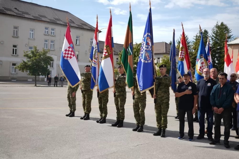 (FOTOGALERIJA) Prigodan program uz mimohod ulicama grada povodom Dana branitelja Požeško-slavonske županije