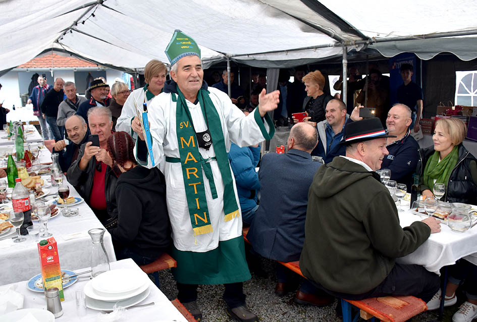 Požega.eu | ODRŽANO TRADICIONALNO MARTINJE KOD OBITELJI TANDARA U KUTJEVU: Ovogodišnji kum Ivica Kovačević, poduzetnik iz Usore