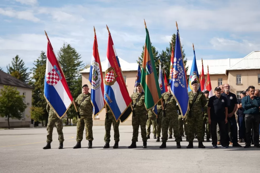(FOTOGALERIJA) Prigodan program uz mimohod ulicama grada povodom Dana branitelja Požeško-slavonske županije