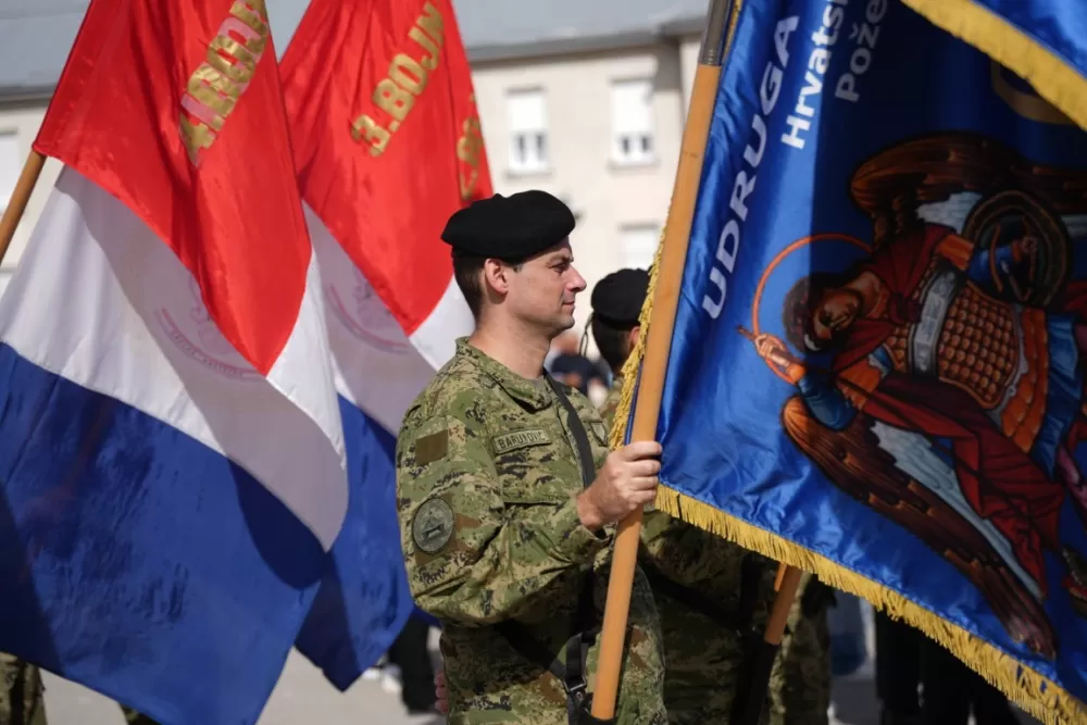 (FOTOGALERIJA) Prigodan program uz mimohod ulicama grada povodom Dana branitelja Požeško-slavonske županije