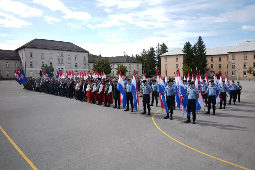 (FOTOGALERIJA) Prigodan program uz mimohod ulicama grada povodom Dana branitelja Požeško-slavonske županije