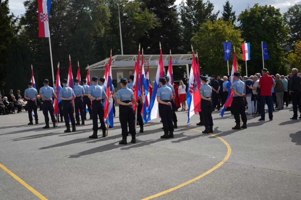 (FOTOGALERIJA) Prigodan program uz mimohod ulicama grada povodom Dana branitelja Požeško-slavonske županije