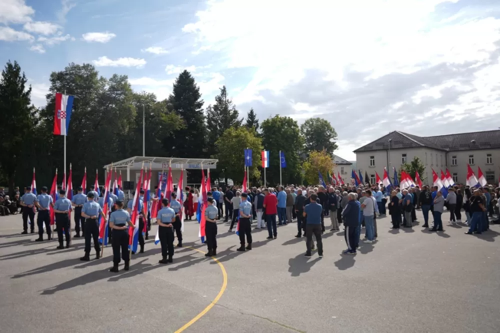 (FOTOGALERIJA) Prigodan program uz mimohod ulicama grada povodom Dana branitelja Požeško-slavonske županije