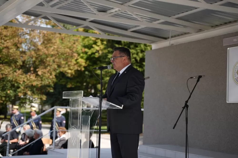 (FOTOGALERIJA) Prigodan program uz mimohod ulicama grada povodom Dana branitelja Požeško-slavonske županije