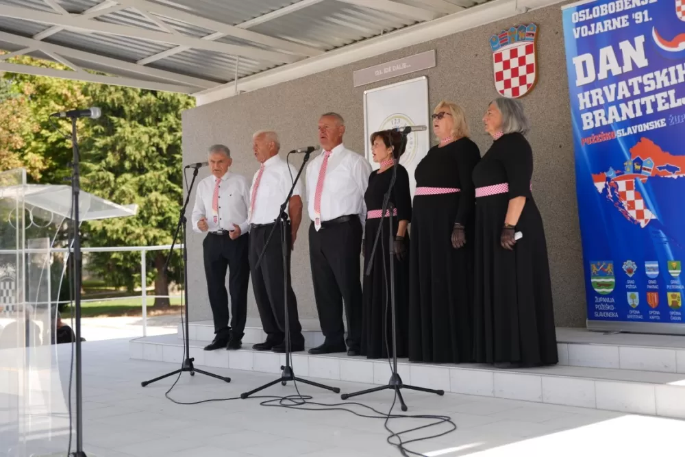 (FOTOGALERIJA) Prigodan program uz mimohod ulicama grada povodom Dana branitelja Požeško-slavonske županije