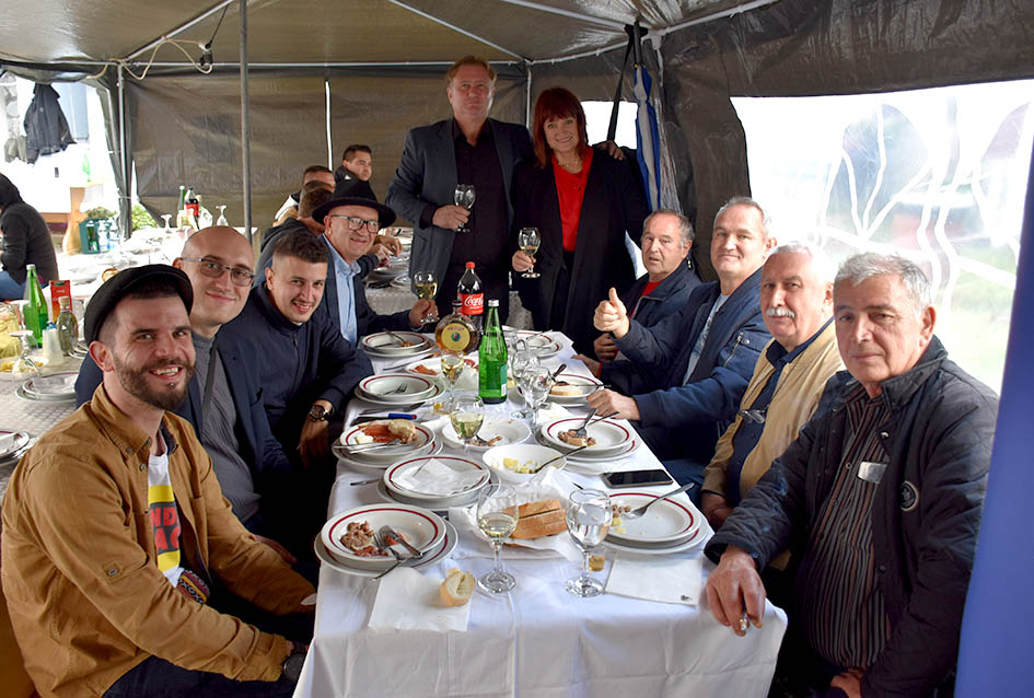 ODRŽANO TRADICIONALNO MARTINJE KOD OBITELJI TANDARA U KUTJEVU: Ovogodišnji kum Ivica Kovačević, poduzetnik iz Usore