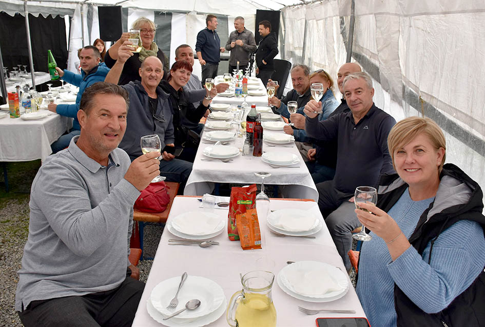 ODRŽANO TRADICIONALNO MARTINJE KOD OBITELJI TANDARA U KUTJEVU: Ovogodišnji kum Ivica Kovačević, poduzetnik iz Usore