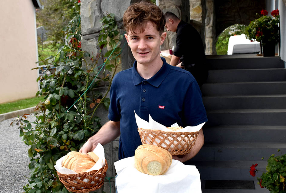 ODRŽANO TRADICIONALNO MARTINJE KOD OBITELJI TANDARA U KUTJEVU: Ovogodišnji kum Ivica Kovačević, poduzetnik iz Usore