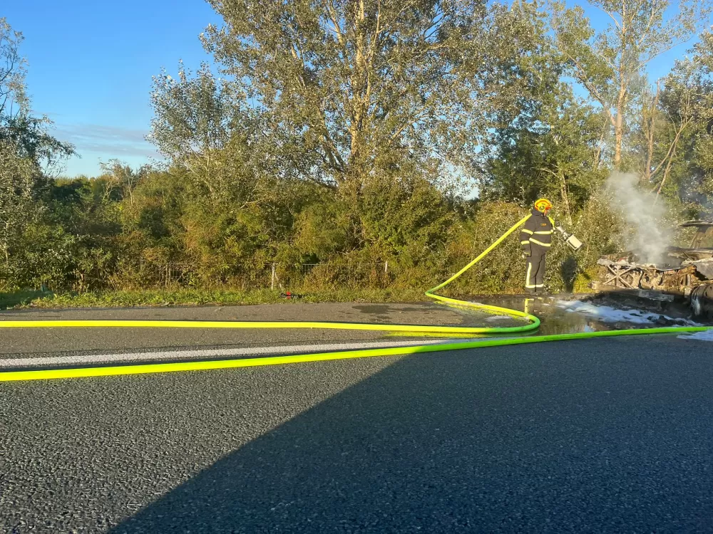 Zapalilo se policijsko vozilo na autocesti kod Zadubravlja - u potpunosti je izgorjelo