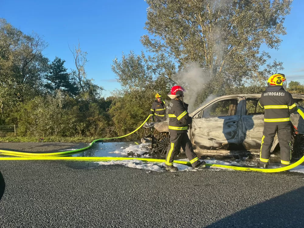 Zapalilo se policijsko vozilo na autocesti kod Zadubravlja - u potpunosti je izgorjelo