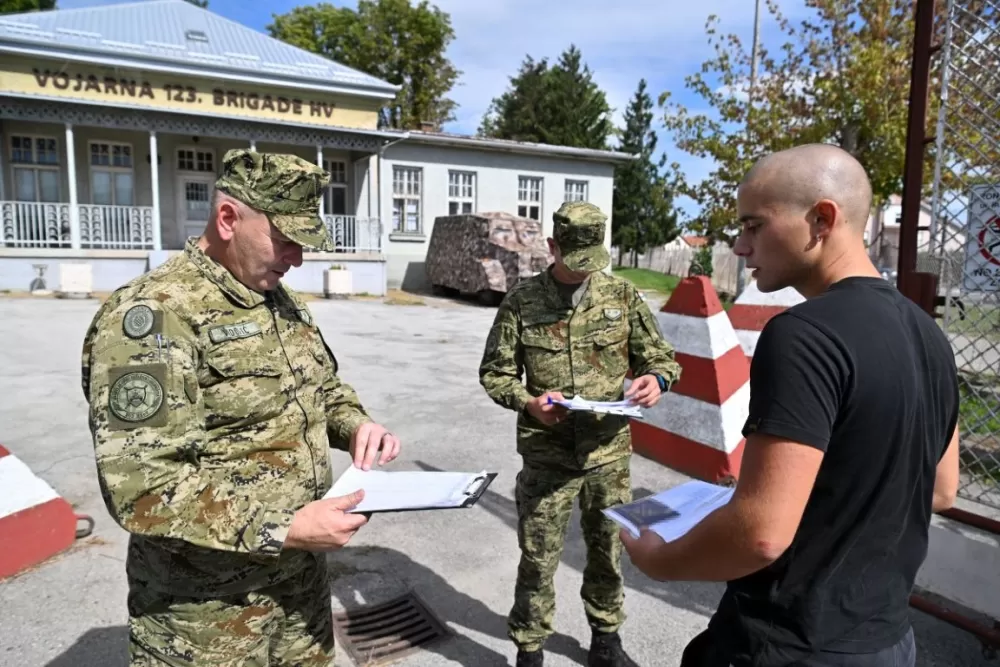 Novi naraštaj ročnika i ročnica stigao u Požegu na dragovoljno vojno osposobljavanje